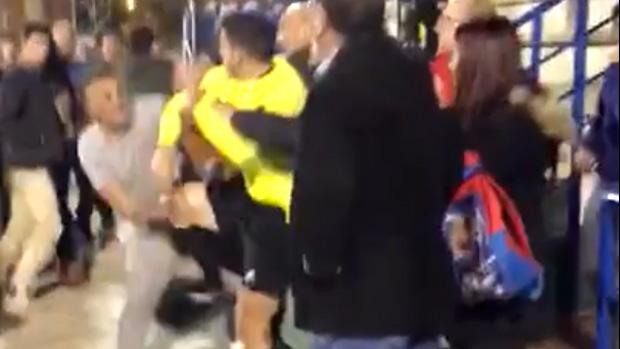 Detenido por agredir a los policías que le identificaban tras pegarle al árbitro de un partido de juveniles