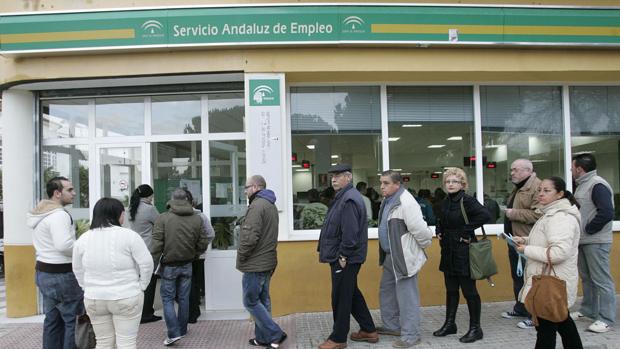 Febrero deja la primera caída del paro en Cádiz