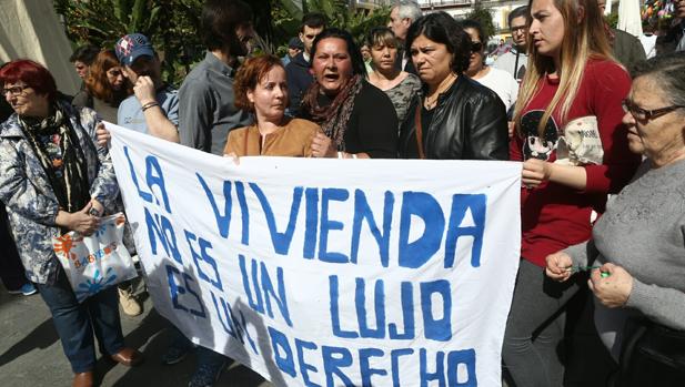 María del Mar Velázquez acompañada de sus vecinos