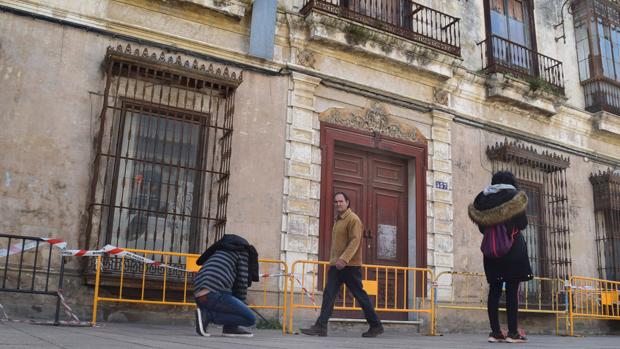 La Casa Lazaga vallada tras caerse una ventana