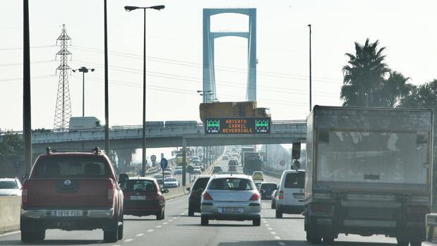 Vehículos circulando por el Puente del Centenario