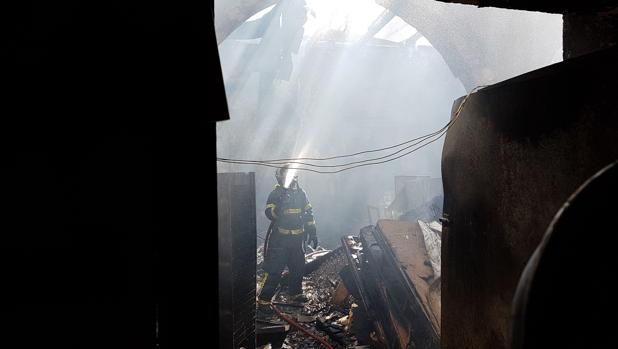 Las vigas del local cayeron sobre los bomberos.