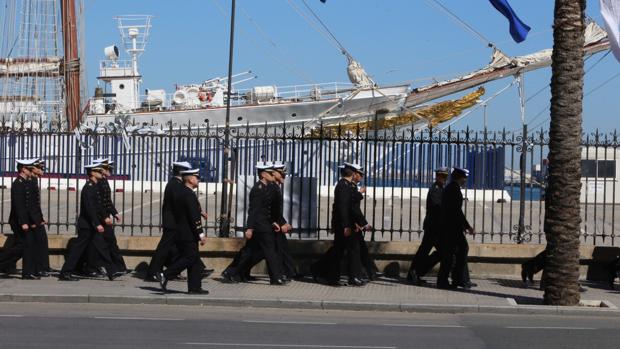 Guardiamanrinas del 'Elcano', en el muelle gaditano