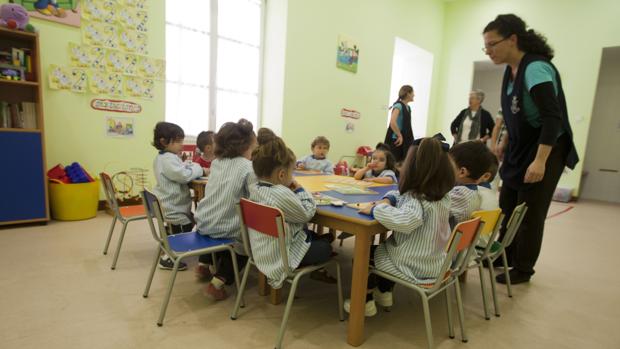 Unas 4.000 familias gaditanas, pendientes del futuro de Educación Infantil