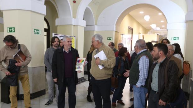 Colectivos de la ciudad entregaron el reglamento alternativo ante el Registro.