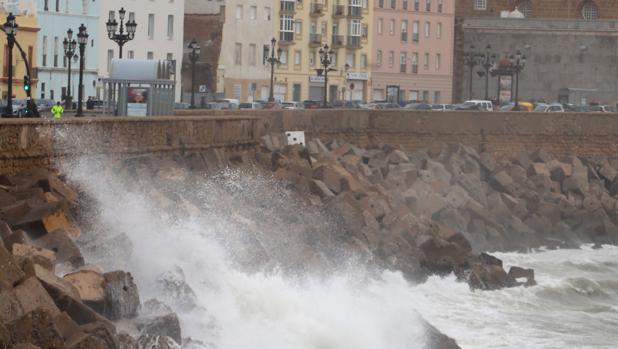 El temporal de lluvia y viento deja a Cádiz tiritando