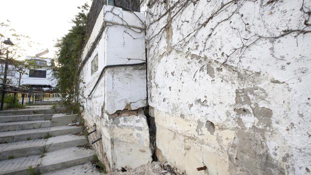 Uno de los muros más afectados por los desperfectos ocasionados por el deslizamiento en la ladera