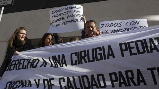 Protesta en el hospital Puertas del Mar en favor de Cirugía Pediátrica el pasado febrero