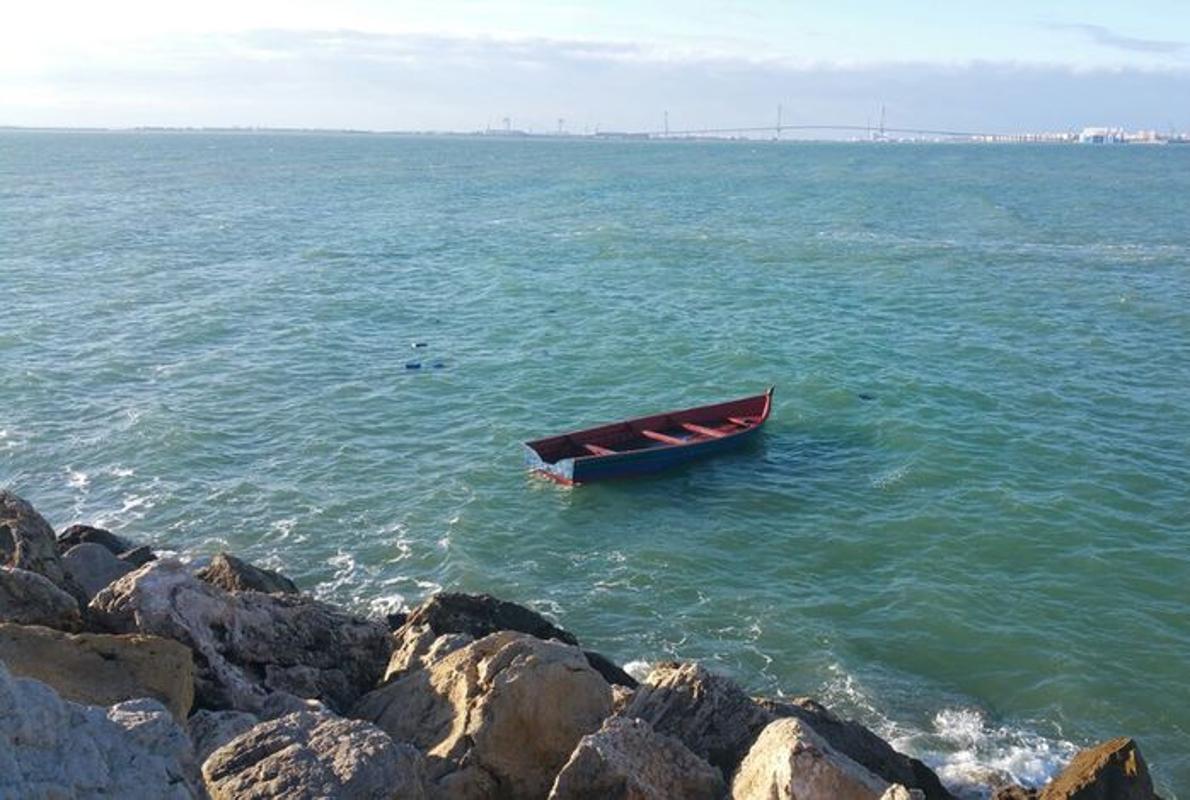 Imagen de una de las pateras interceptadas en la playa de la Muralla de El Puerto.