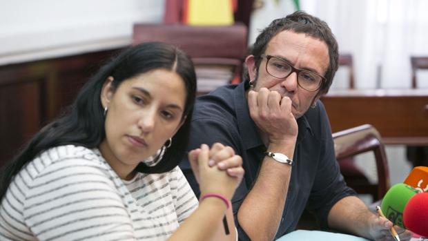 La concejal de Asuntos Sociales, Ana Fernández, junto al alcalde.