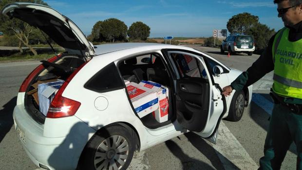 Dos detenidos en una furgoneta con 4.000 cajetillas de tabaco de contrabando en Jerez