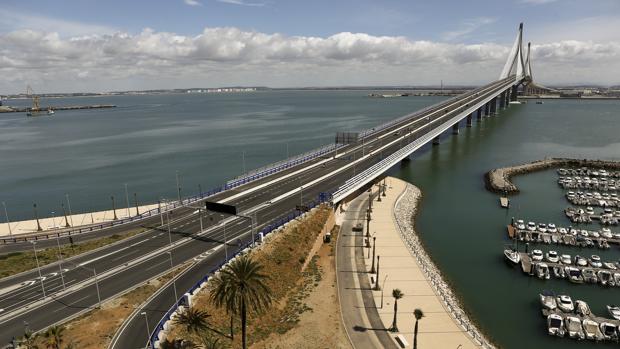 Vista panorámica del segundo puente con el paseo marítimo inferior