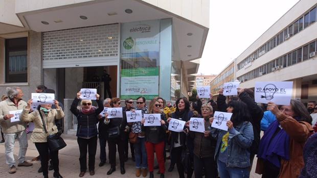 Un grupo de personas se ha concentrado a las puertas de Eléctrica de Cádiz exigiendo el bono social.