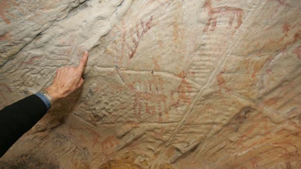 Imagen de la restauración de las pinturas de la Cueva del Tajo de las Figuras.