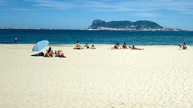 Veranteantes en la playa del Rinconcillo, en Algeciras
