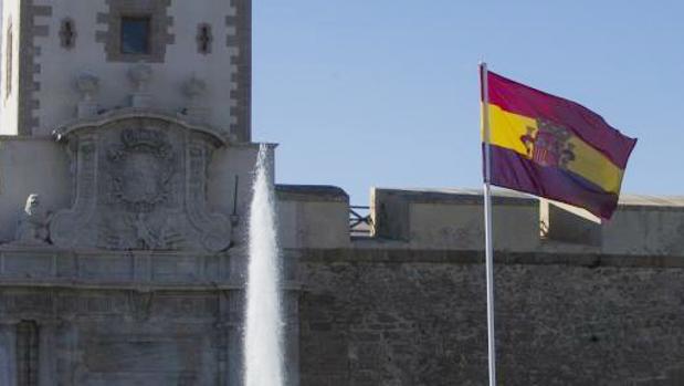 López Gil ve «absurda» la denuncia al Ayuntamiento de Cádiz por poner la bandera republicana