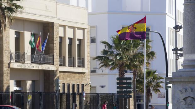 La bandera republicana ondea junto a las Puertas de Tierra.