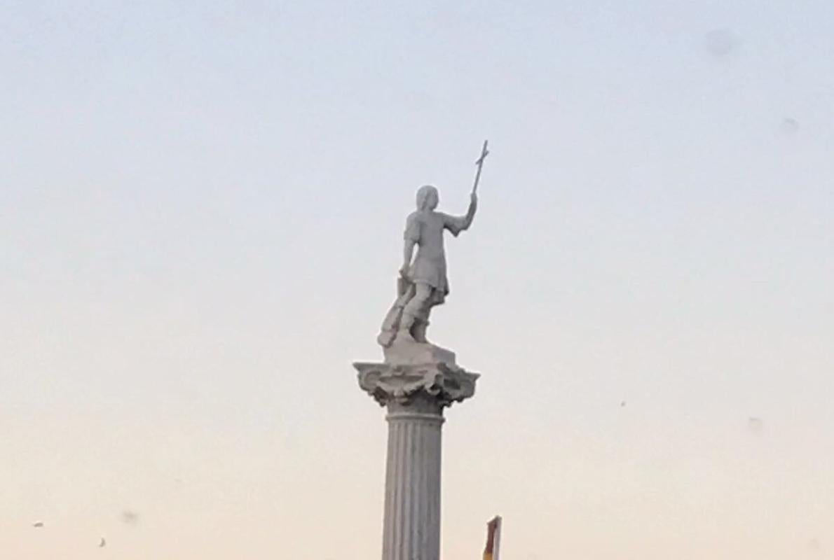 La bandera sigue izada en la Plaza de la Constitución.