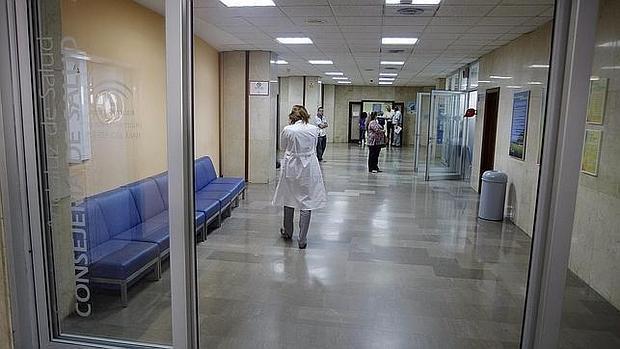 Fallece al caer a un foso del Hospital Puerta del Mar