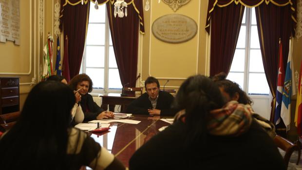 El alcalde mantuvo una reunión con las víctimas en el Ayuntamiento.