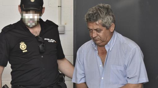 El acusado sale de los calabozos el día de la detención