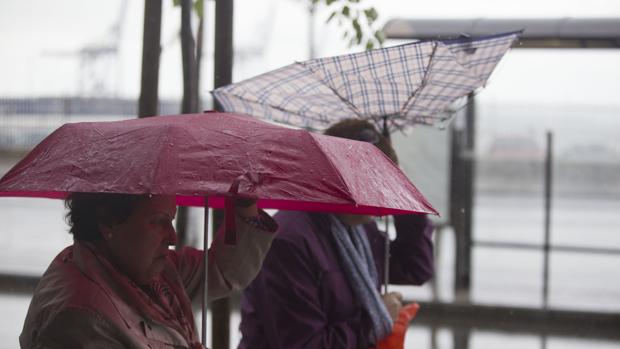 El Puente de mayo arranca en Cádiz con lluvias y en alerta por el viento de levante