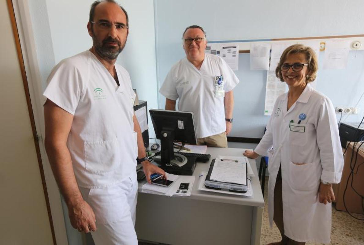 Javier Yagüe, Carlos Grandal e Inmaculada Perteguer, en su despacho del Hospital Puerta del Mar.