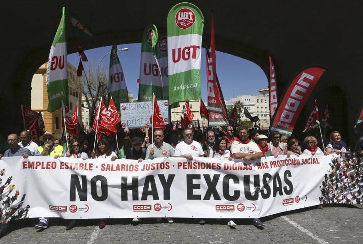 La manifestación de CC OO y UGT, bajo las Puertas de Tierra.