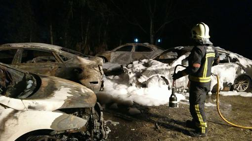 Los Bomberos sofocan las llamas de los vehículos