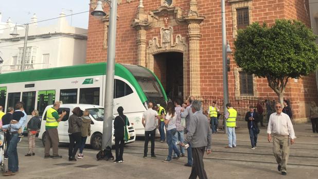 Los coches no respetan al tranvía