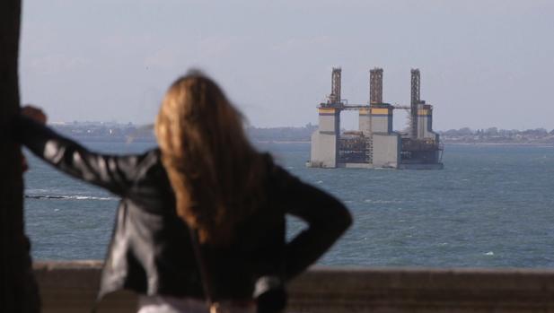 La gabarra 'Agronauta', varada en abril, entra en Cádiz para su reparación