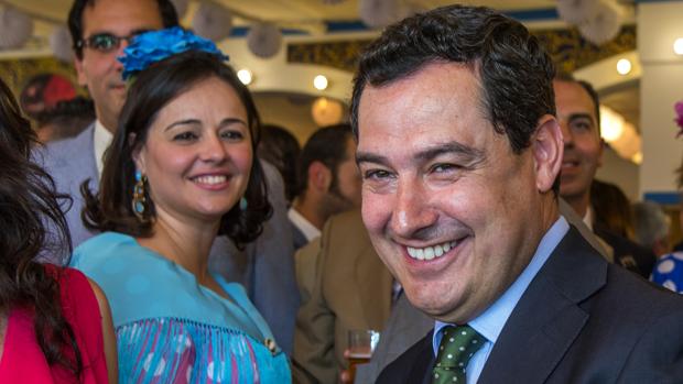 Virginia Pérez, con Juanma Moreno Bonilla en la pasada Feria de Sevilla