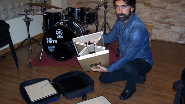 Daniel Galiano muestra su cajón plegable con el que se consigue una mejor acústica