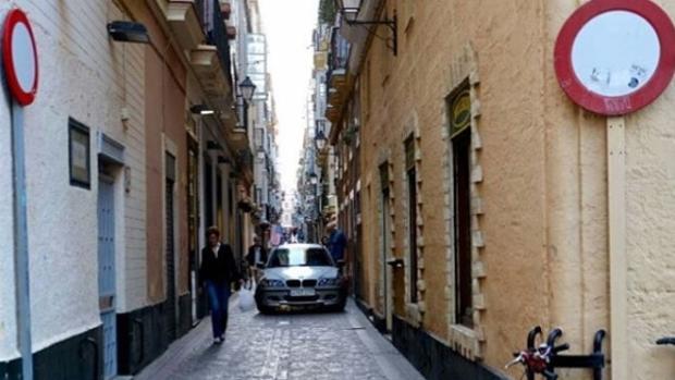 Un vehículo circula por una calle peatonal