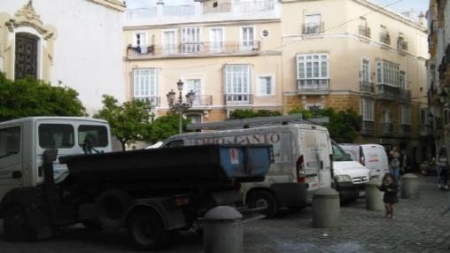 Varios vehículos estacionados en la Plaza de San Francisco de Cádiz