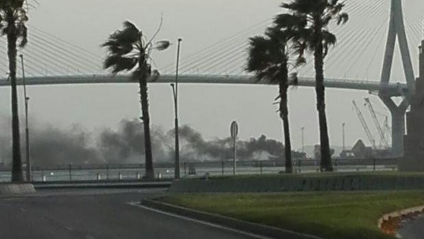 Incendio en el muelle de la Cabezuela