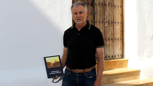 Claudio Maestre posa con su libro