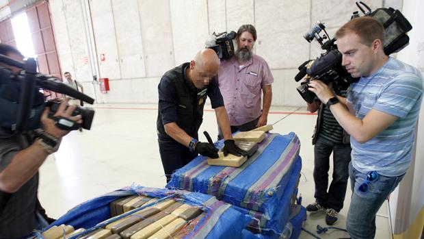 La Policía expone los 696 kilos de cocaína incautados en la operación