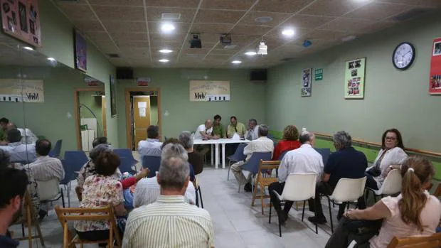 Reunión entre empresarios y vecinos este jueves en el local social de Muñoz Arenillas.