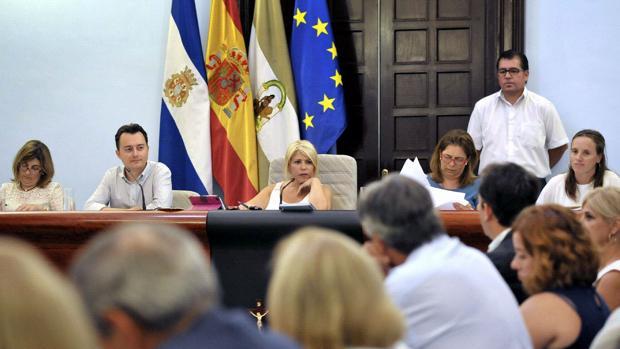 La alcaldesa de Jerez, la socialista Mamen Sánchez, es el mejor ejemplo de desgaste por falta de apoyos