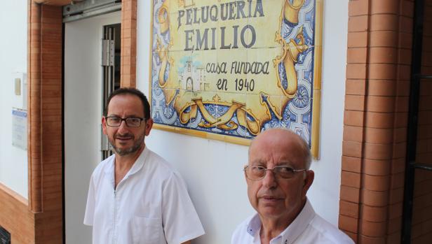 Emilio Velloso y su hijo dan vida a una de las peluquerías utreranas que cuenta con mayor historia