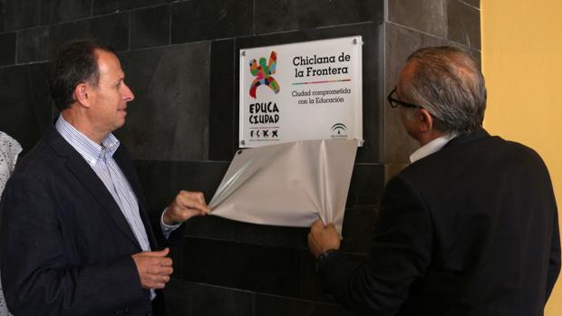 Jose María Román descubre la placa conmemorativa del Premio Educaciudad