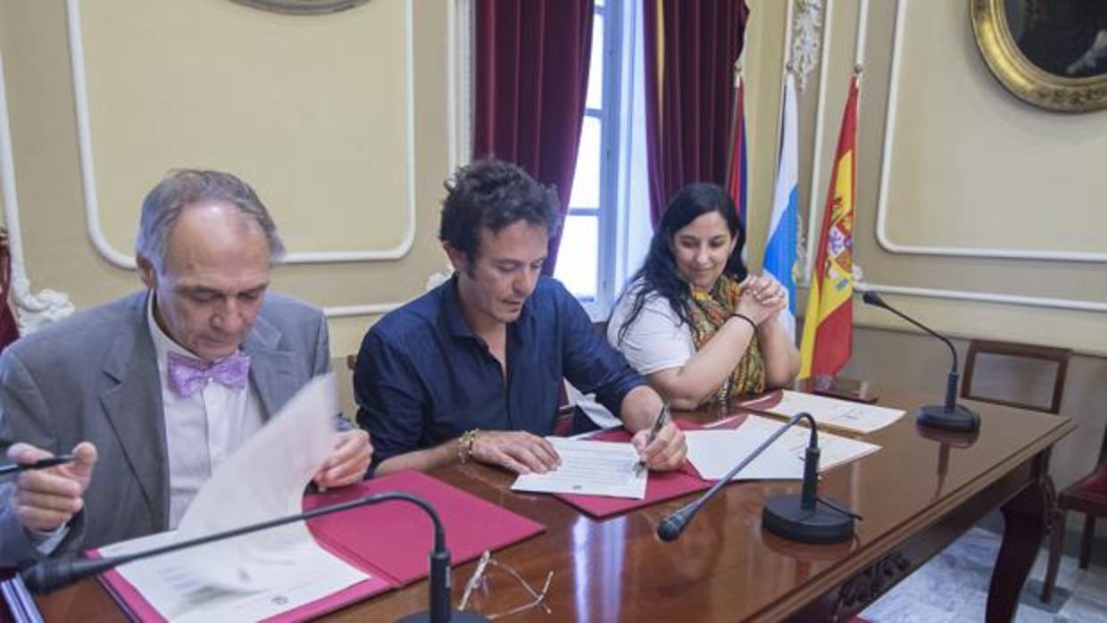 Momento de la firma del convenio entre Ayuntamiento y Fundación Pascual.