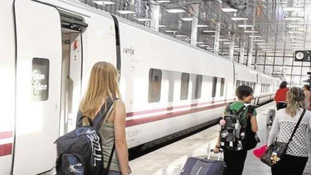 Renfe inicia trabajos de renovación de pintura en cinco estaciones del núcleo de cercanías de Cádiz