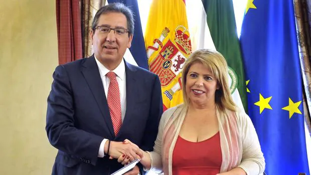 La alcaldesa de Jerez y el presidente de la Fundación Cajasol tras la firma del convenio en Jerez