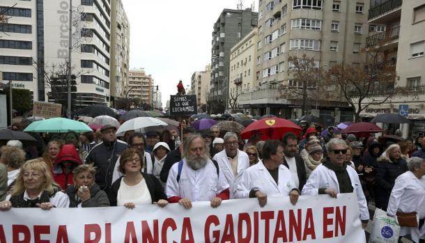 La Marea Blanca de Cádiz, liderada por el médico Vergara, en una manifestación este año por la avenida