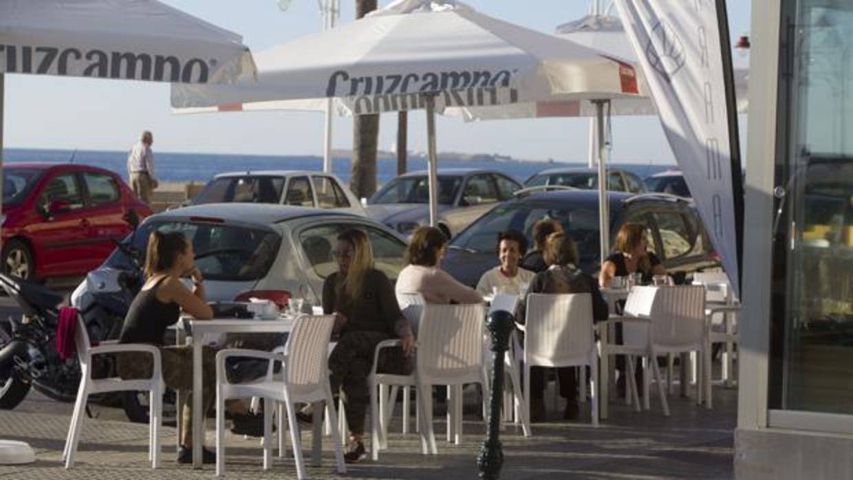 Varios clientes sentados en las terrazas del Paseo Marítimo de Cádiz