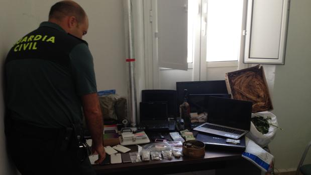 Un agente de la Guardia Civil, con el material incautado en la 'operación Burriatao'