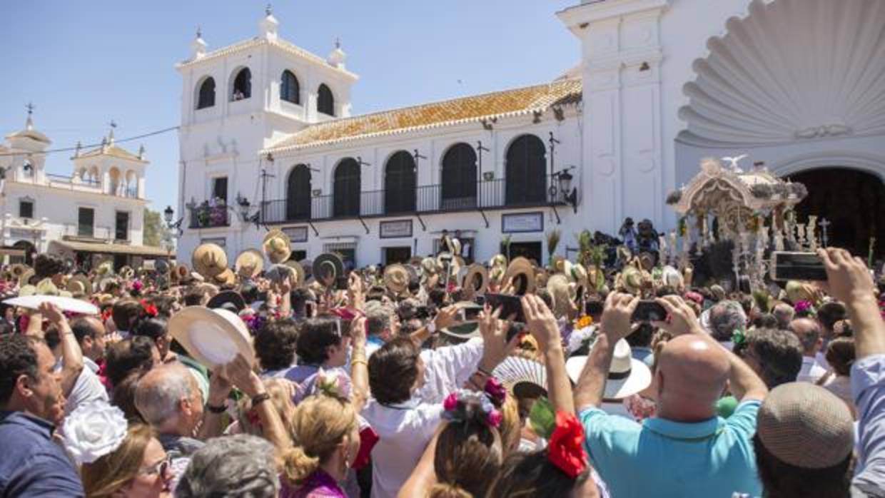 Las hermandades más veteranas se presentaban ayer ante la Virgen.