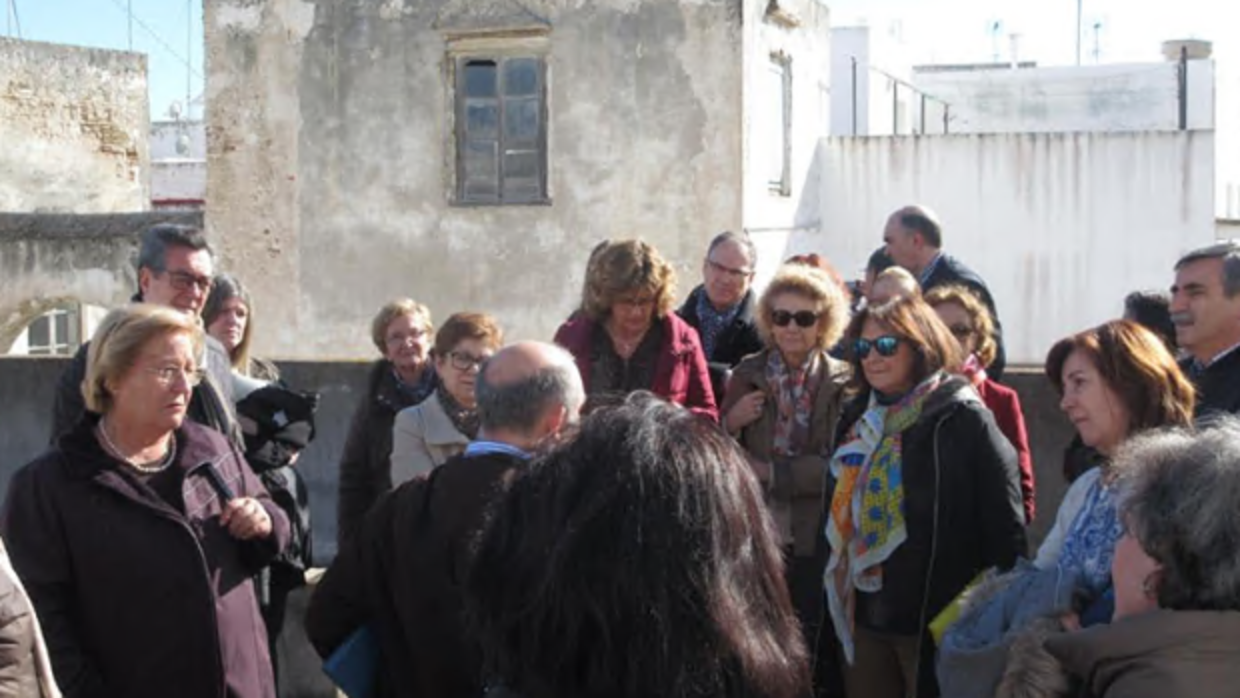 El profesor Juan Antonio Vila, en una de las visitas que realiza a la Casa de la Camorra en la calle Arbolí.